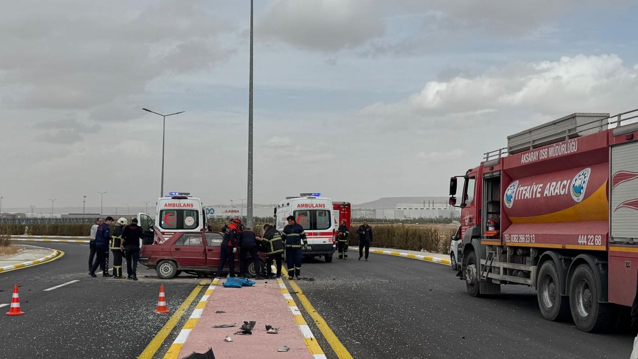 Aksaray'da trafik kazasında araç direğe çarptı; 2 kişi yaralandı.