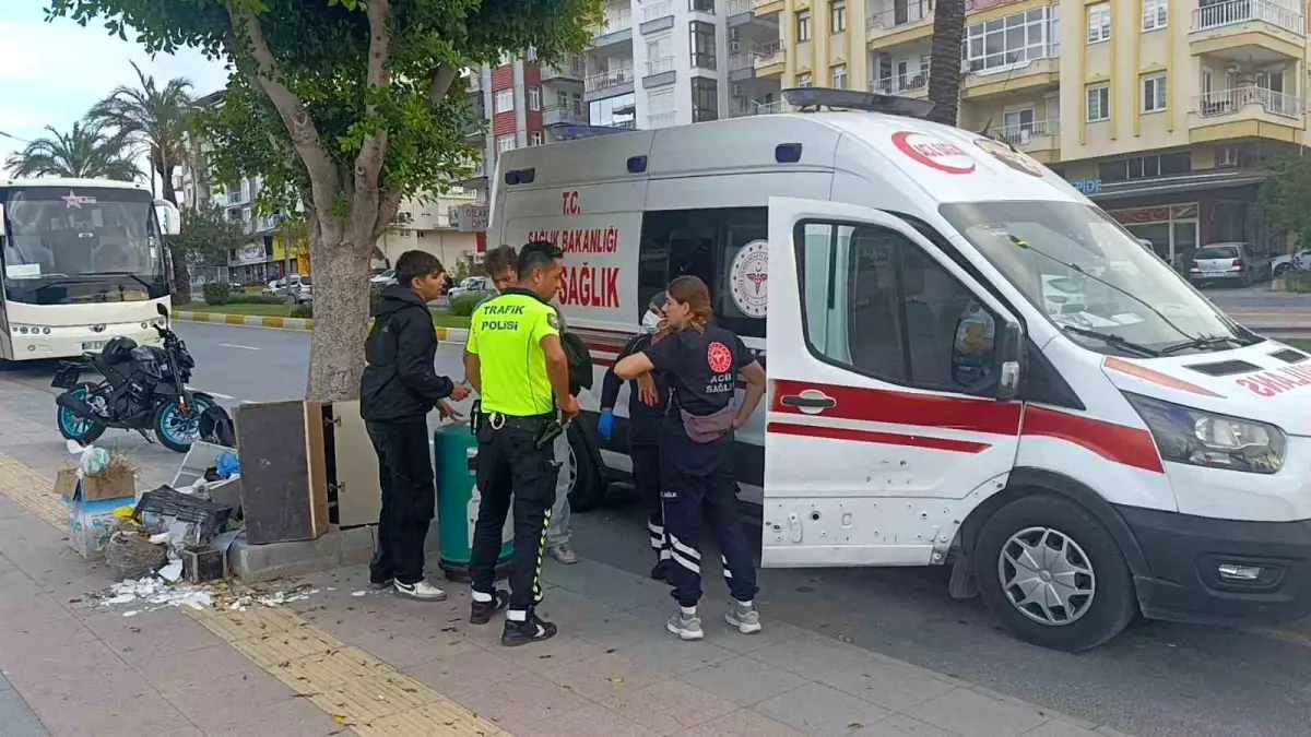 Antalya'da Motorsiklet Kazası: Sürücü Sağlık Kuruluşuna Nakledildi