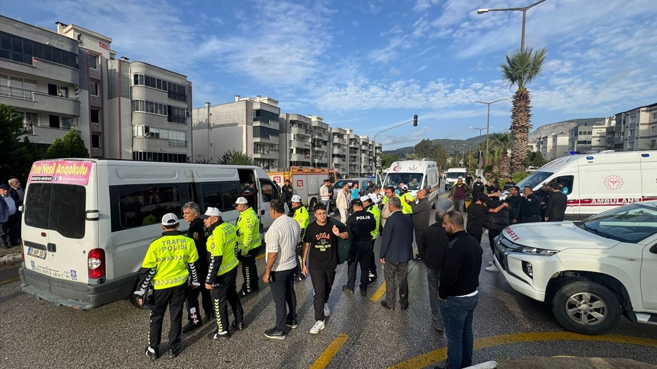 Aydın'da, servis minibüslerinin kaza yapması sonucu 5'i öğrenci 6 kişi yaralandı.