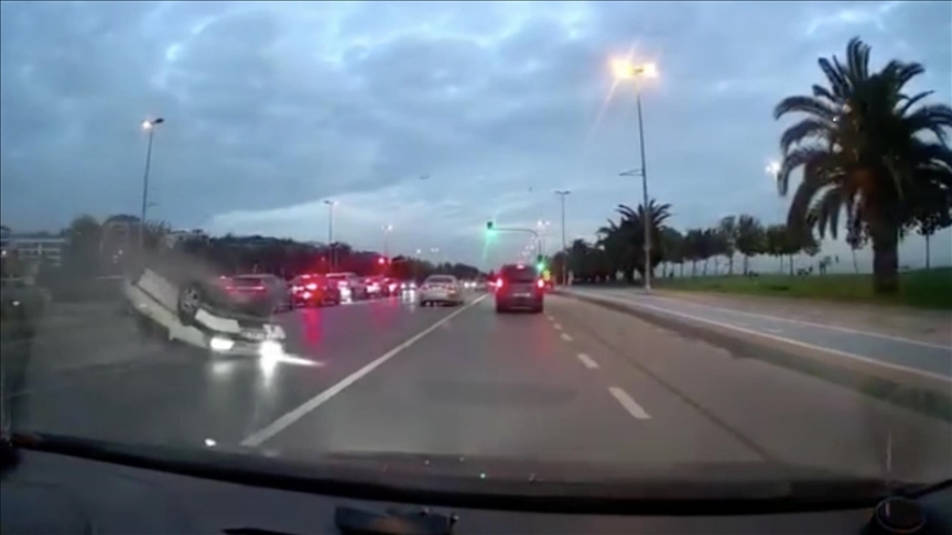 İstanbul'da makas atan araç devrildi.