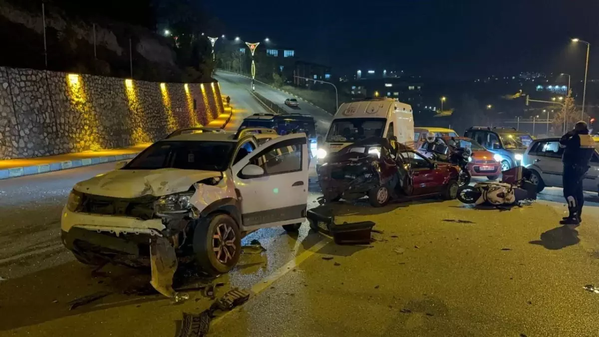 Karabük'te Ardışık Trafik Kazası: 3 Kişi Yaralandı