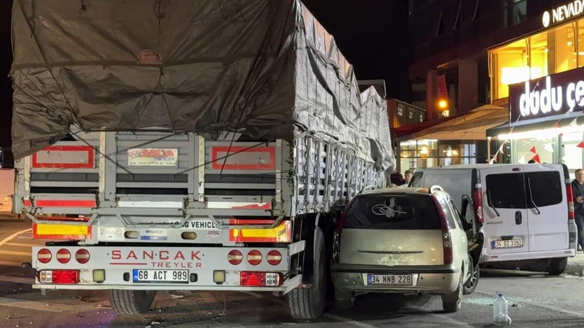 Kazaya karışan tır Sultangazi'de 4 araca çarptı.