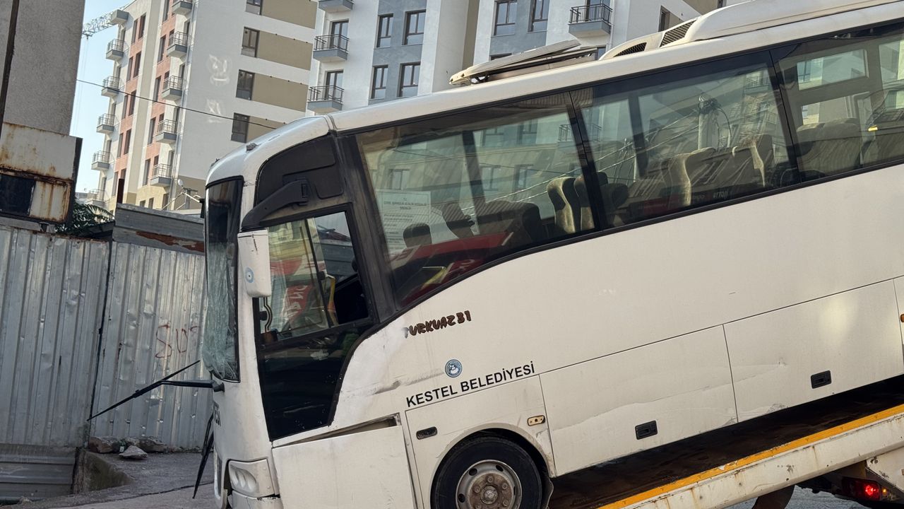 Kocaeli'de midibüsün binaya çarpması sonucu meydana gelen trafik kazasında 7 kişi yaralandı.