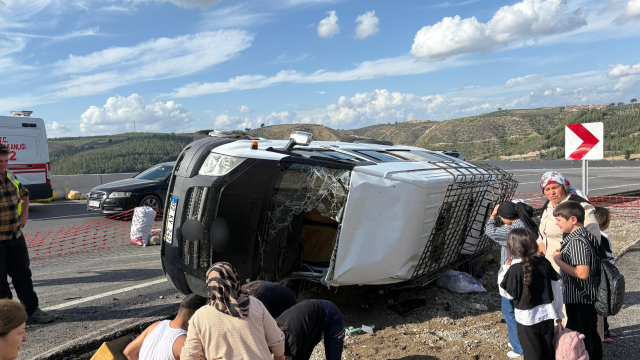 Minibüs kaza yaptı, 13 kişi yaralandı.