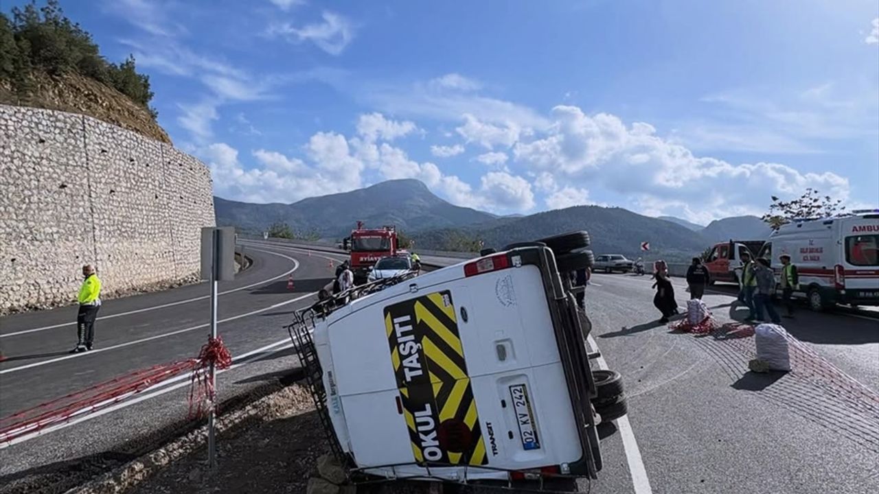 Osmaniye'de minibüs kaza yaptı: 13 yaralı