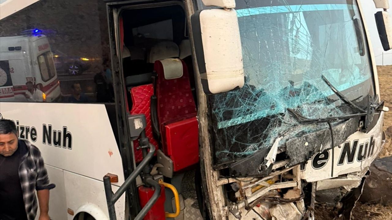 Şırnak'ta yolcu otobüsü SUV araçla çarpıştı, 6 yaralı var.