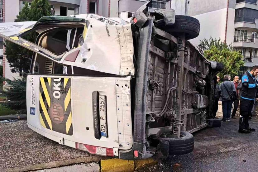 Söke'de öğrenci taşıyan araçlar çarpıştı: 3 kişi yaralandı.