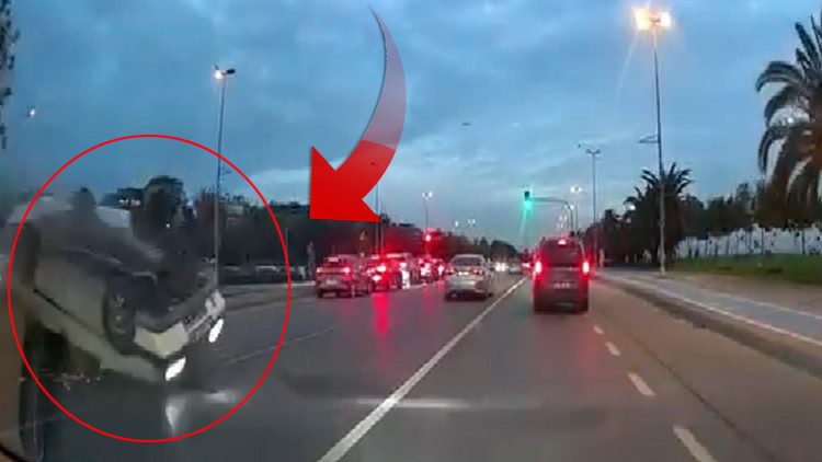 Trafik kazası kameraya yansıdı: araç takla attı.