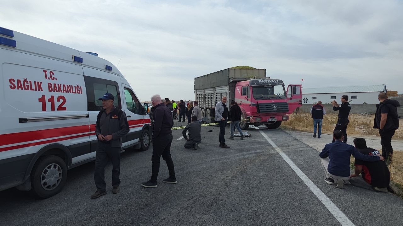 Aksaray'da kaza: Kamyonla çarpışan araçta 3 kardeş öldü.