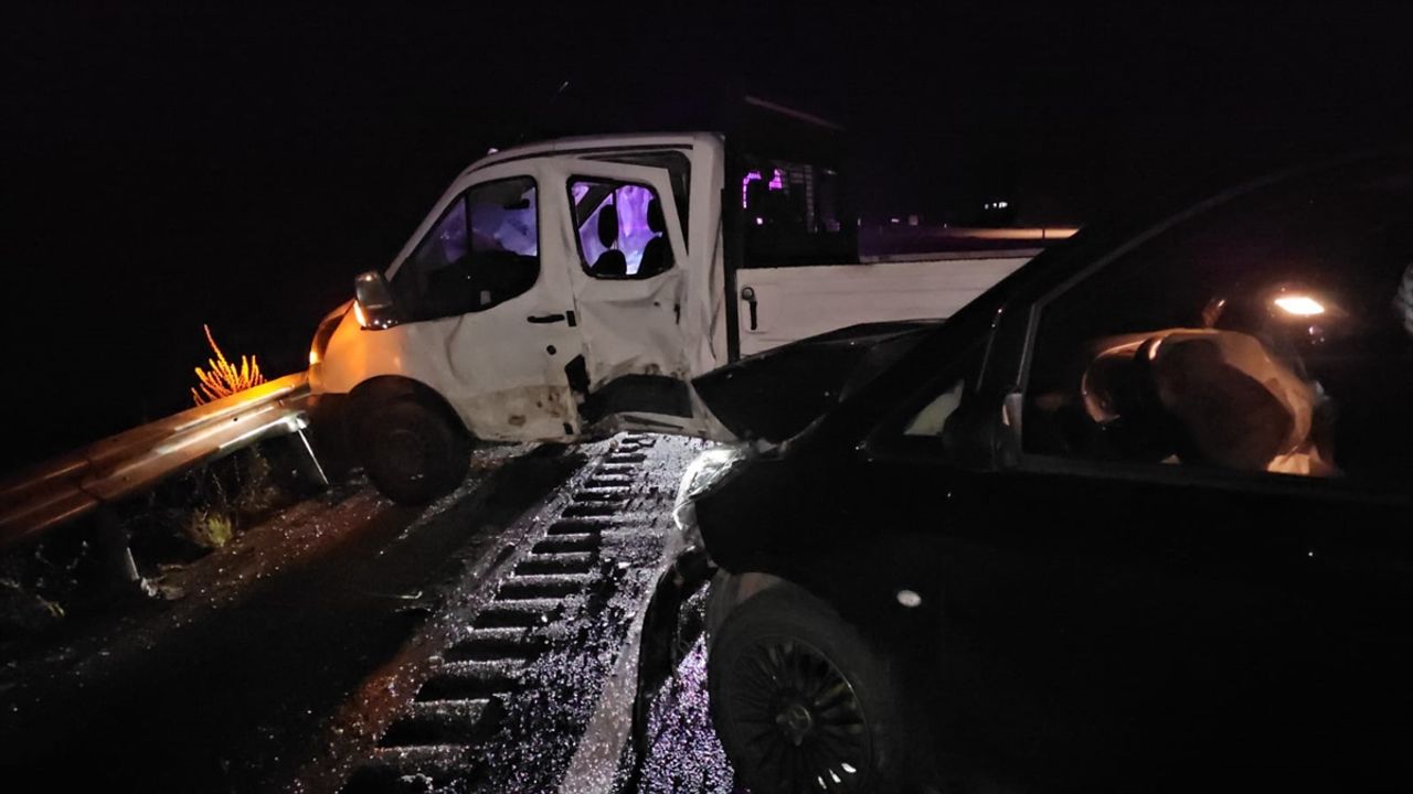 Çorum'da minibüs ile kamyonetin karıştığı trafik kazasında 7 kişi yaralandı.