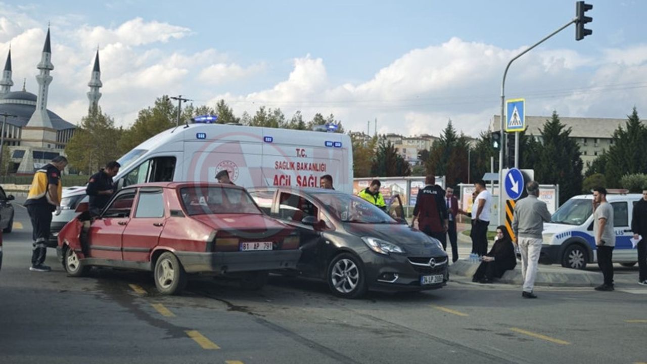 Duble yolda çarpışma! 2 kişi yaralandı.