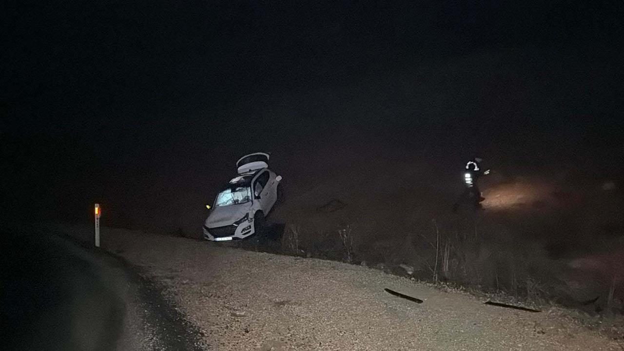 Ehliyetsiz sürücünün kontrolündeki araba kaza yaptı: 1 kişi hayatını kaybetti, 4 kişi yaralandı.