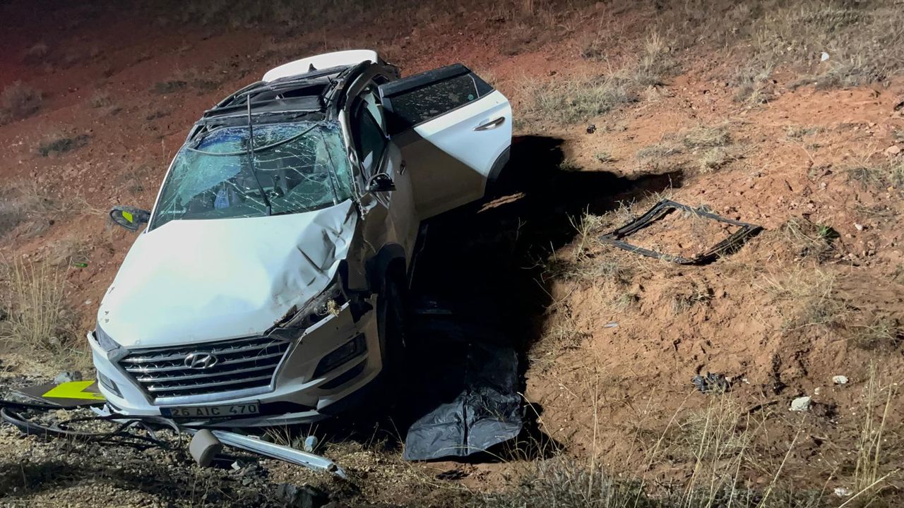 Eskişehir'de aracın şarampole devrilmesiyle gerçekleşen trafik kazasında 1 kişi hayatını kaybetti, 4 kişi yaralandı.