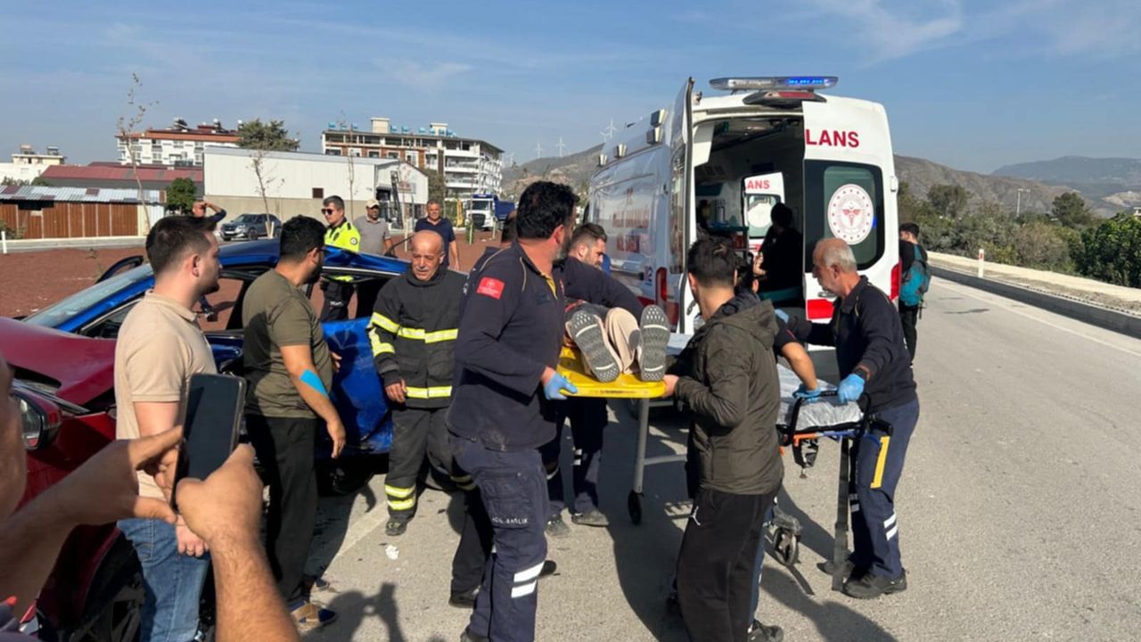 Hatay'da araç ile cipin karıştığı trafik kazasında 5 kişi yaralandı.