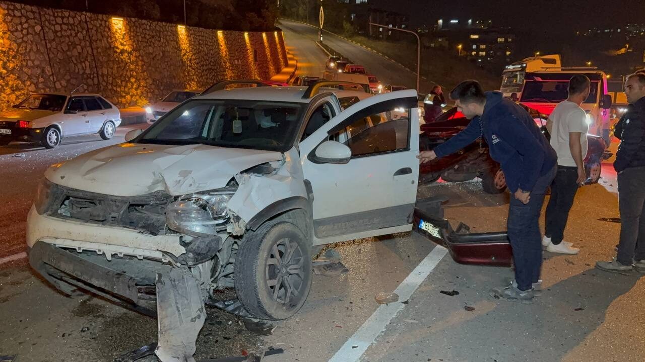 Karabük'te ardışık bir trafik kazasında 3 kişi yaralandı.
