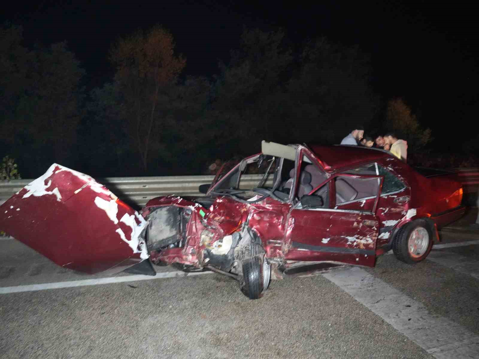 Kastamonu'da zincirleme kaza sonucu Tofaş araç enkaz oldu.