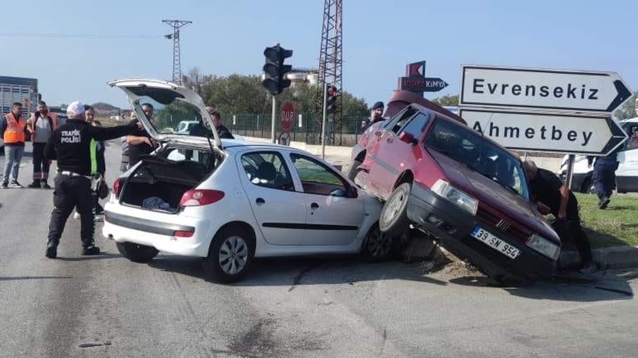 Kırklareli'nde iki araç çarpıştı, 2 kişi yaralandı.