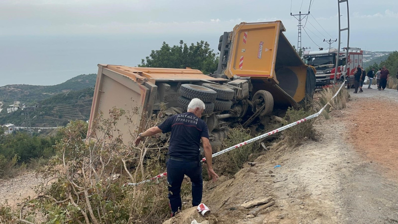 Kum yüklü kamyonun kaza yapması sonucu 1 kişi öldü, 1 kişi ağır yaralandı.