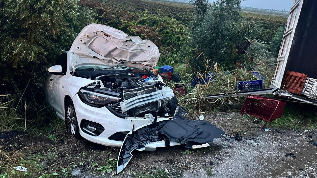 Manisa'da meydana gelen trafik kazasında kamyonet ile arabaların çarpışması sonucu 2 kişi hayatını kaybetti, 3 kişi yaralandı.