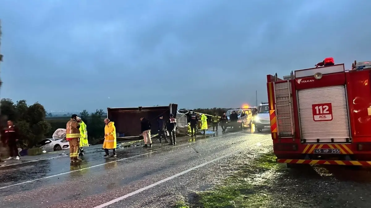 Manisa'da Trafik Kazasında 2 Kişi Hayatını Kaybetti, 3 Kişi Yaralandı.