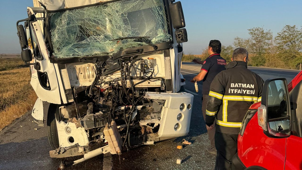 Tır kazası sonucu Batman-Diyarbakır yolu kapanabilir mi?: 1 kişi yaralandı.