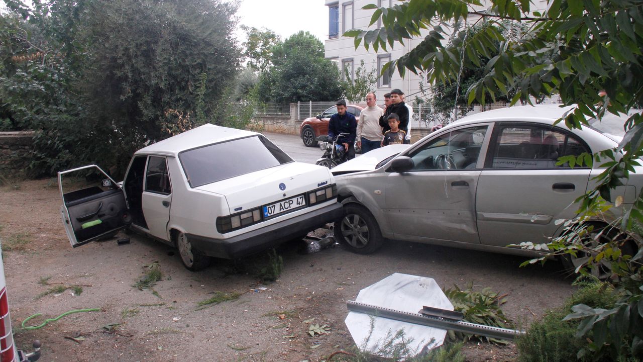 Antalya'da meydana gelen trafik kazasında 2 araç çarpıştı ve 2 kişi yaralandı.