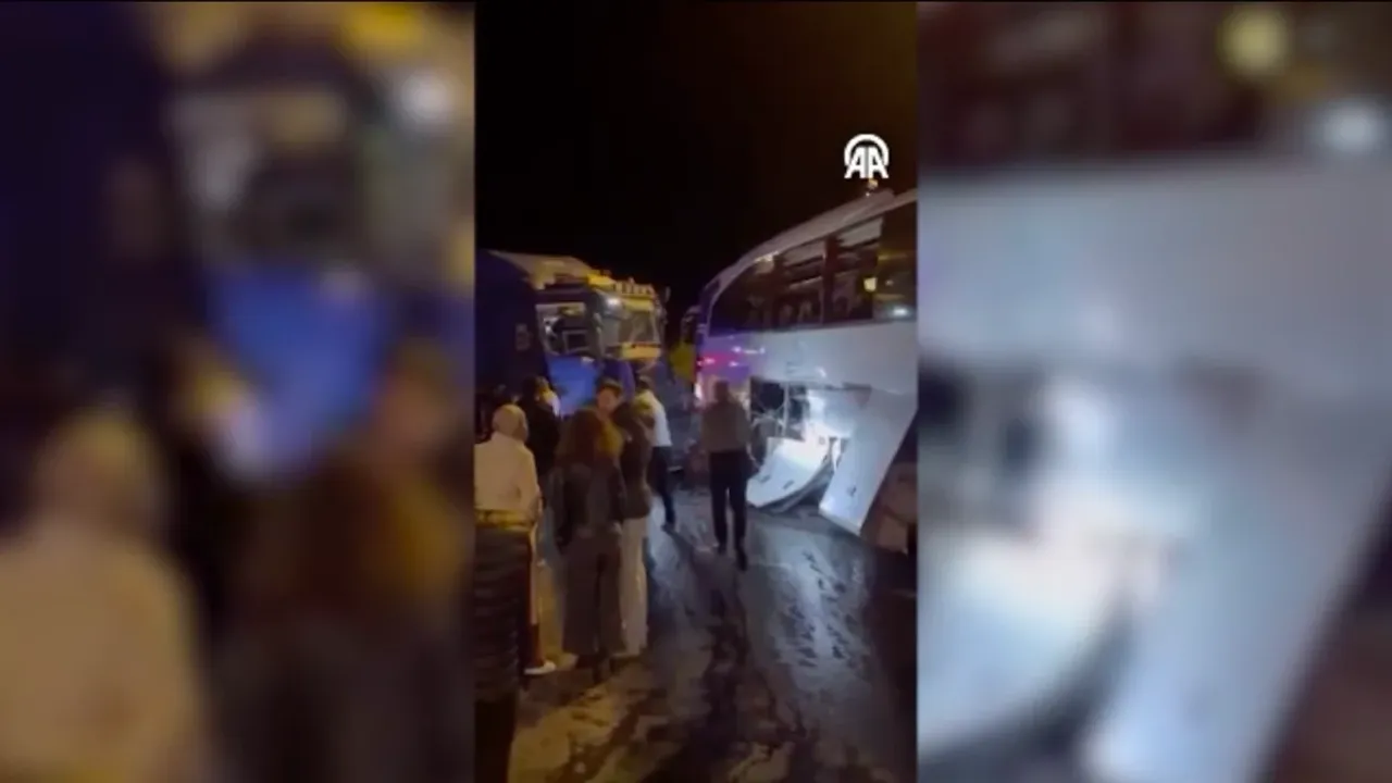 Bilecik'te otobüs ile tırın çarpıştığı kazada 20 kişi yaralandı.