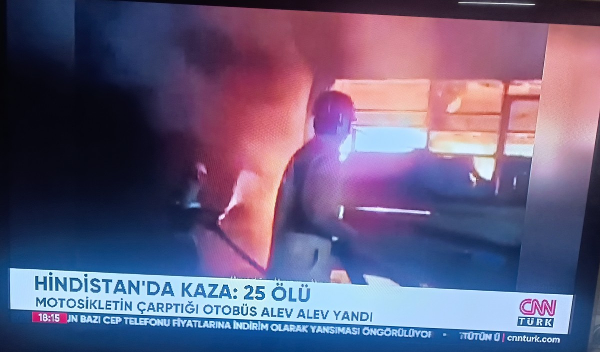 Hindistan'da Motosikletin Otobüse Çarpması Sonucu Çıkan Yangında 25 Kişi Hayatını Kaybetti.