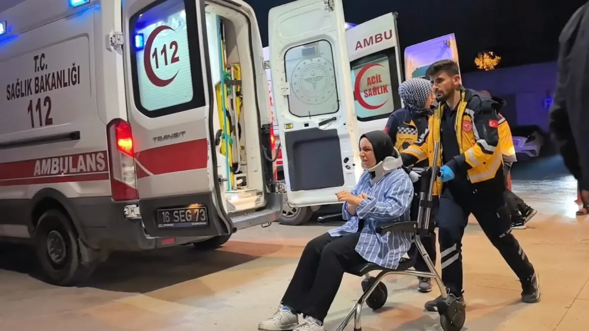 İnegöl'de Meydana Gelen Trafik Kazaında 3 Kişi Yaralandı.