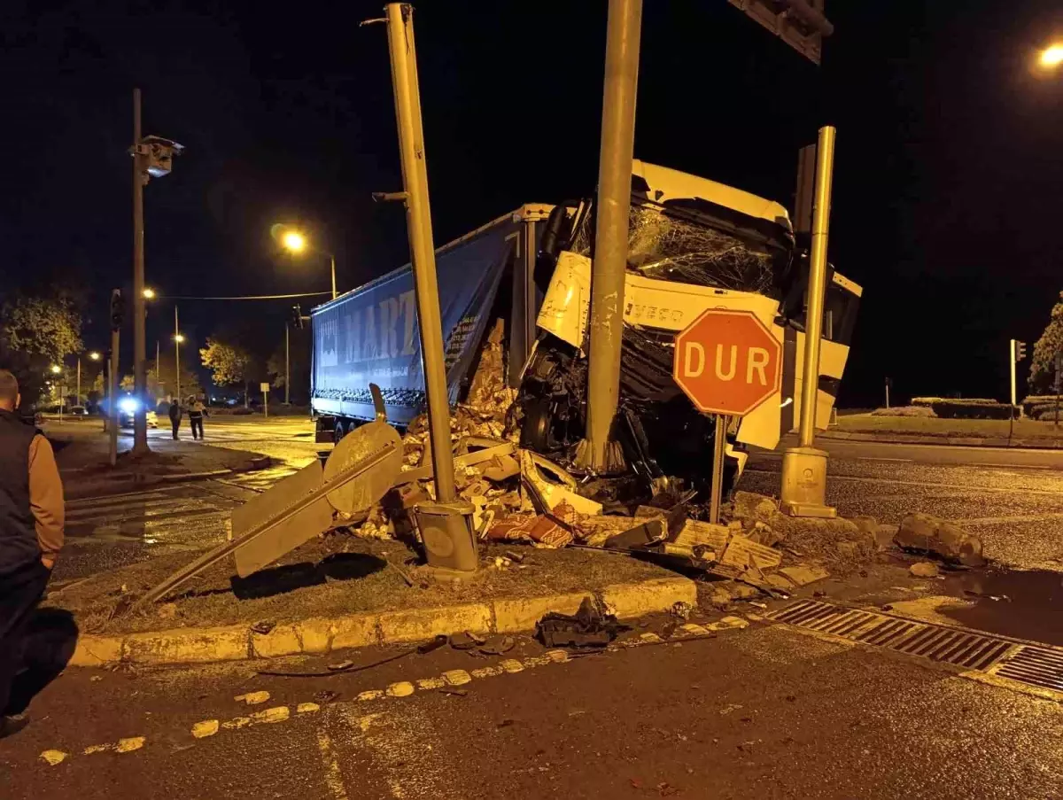 Ordu'da Kaza: Süt Dolu Kamyonet ile Araç Kaza Yaptı