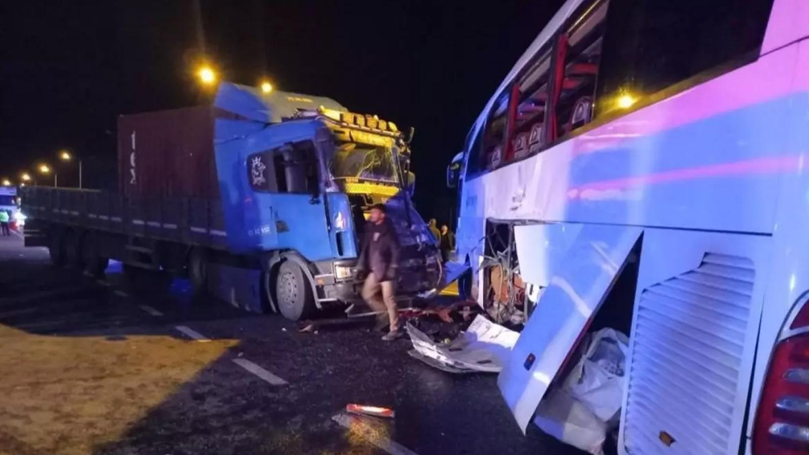 Otobüs ve tır çarpıştı, 20 kişi yaralandı.
