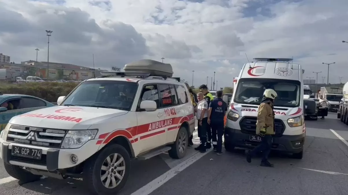 Pendik'te TEM Otoyolunda Kaza: 3 Kişi Yaralı