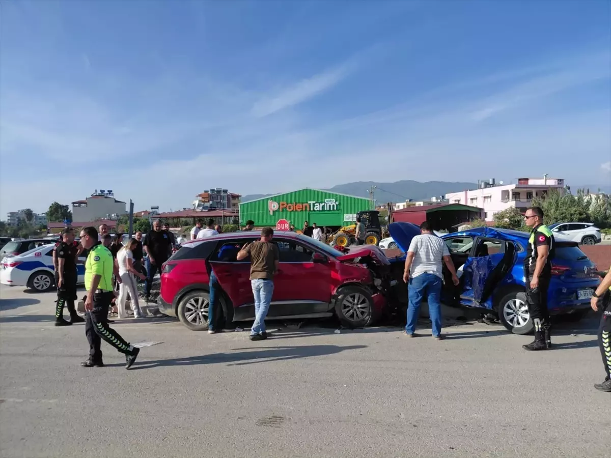 Samandağ'da Trafik Kaza: Yaralı Sayısı 5