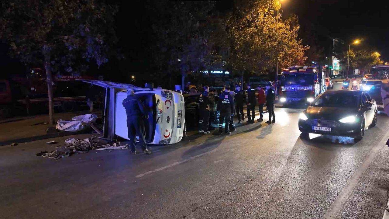Sancaktepe'de kaza anında araçta uyuşturucu madde bulundu.