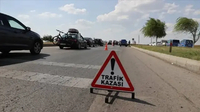 Sancaktepe'de korkunç bir kaza: Araç TIR'ın altına girdi.