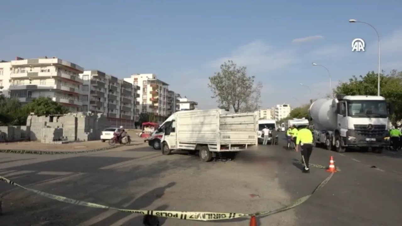 Şanlıurfa'da motosiklet ile kamyonetin kafa kafaya çarpıştığı trafik kazasında bir kişi hayatını kaybetti.