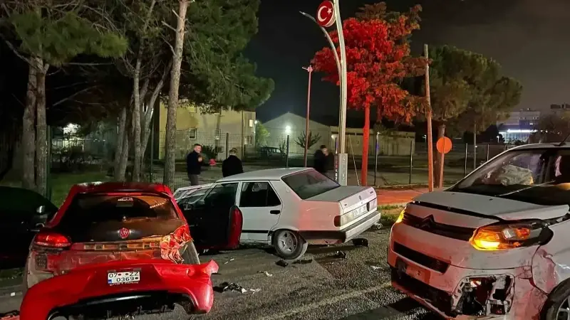Tekirdağ'da zincirleme kaza: Üç kişi yaralandı.
