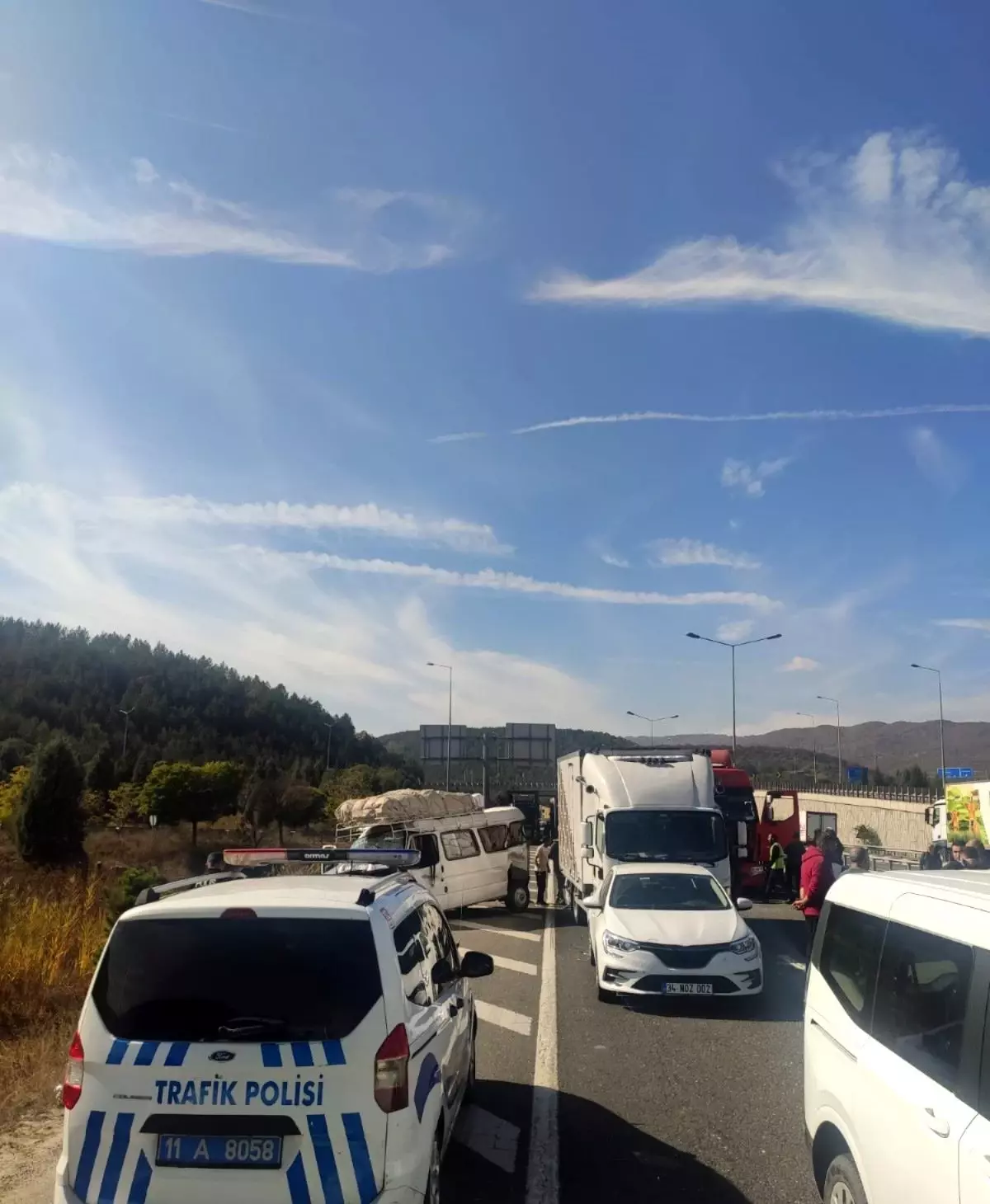 Zincirleme kaza sonucu Bilecik'te 3 kişi yaralandı.
