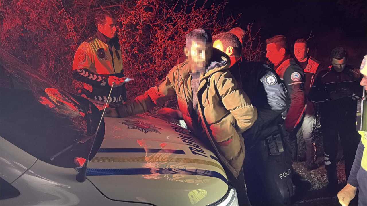 Alkollü sürücü, polis takibinden kaçarak eşi ve 2 yaşındaki çocuğuyla trafik kazası yaptı.