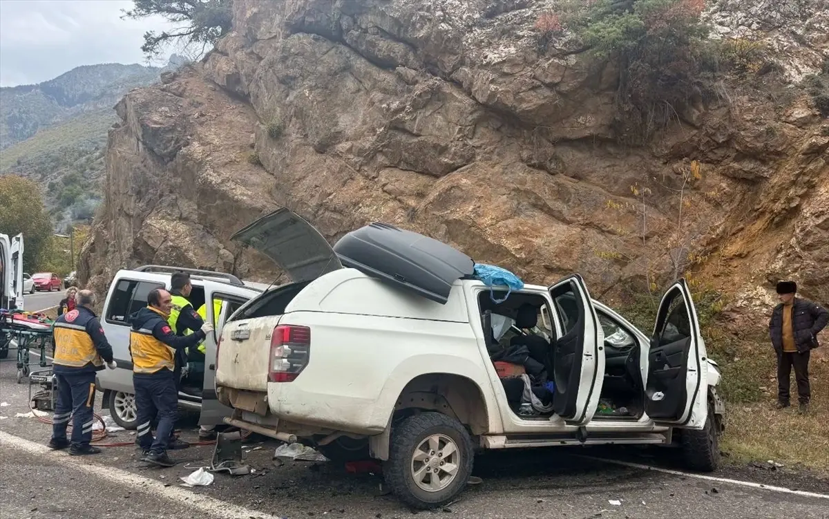 Artvin'de Trafik Kaza Sonucu 4 Kişi Yaralandı.