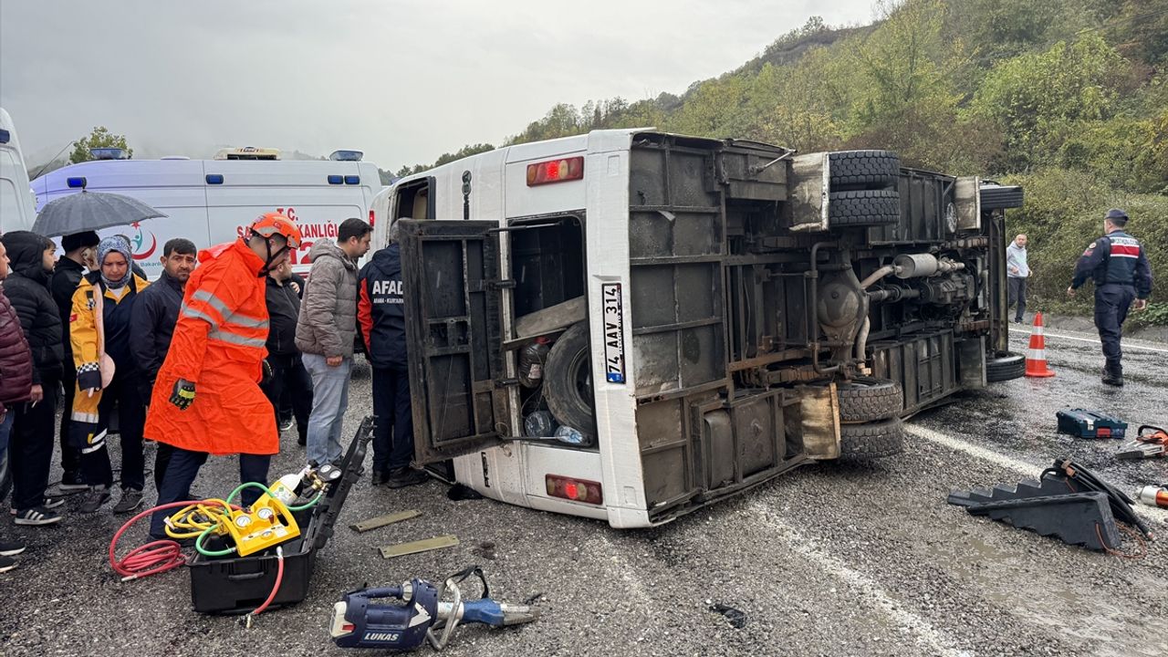 Bartın'da işçi taşıyan aracın devrilmesi sonucu meydana gelen trafik kazasında 1 kişi hayatını kaybetti, 19 kişi yaralandı.