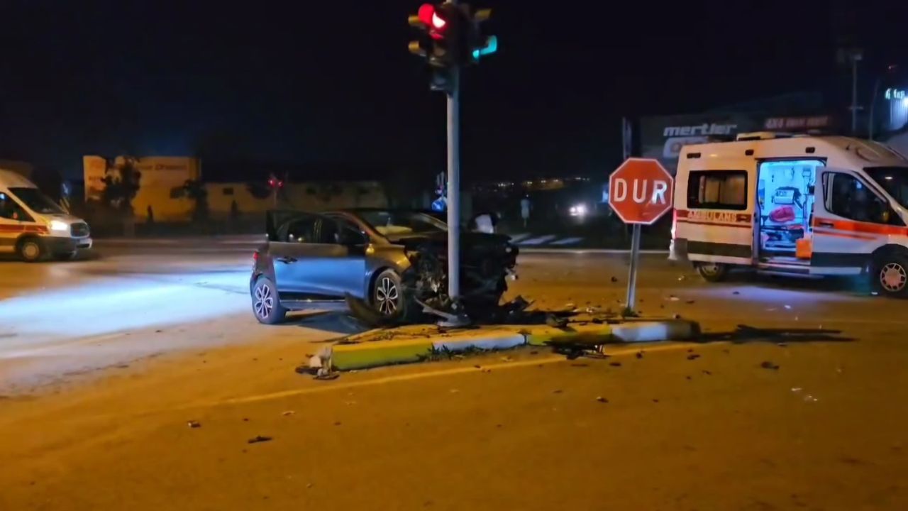 Çorum'da polis aracıyla otomobilin çarpışması sonucu 4 kişi yaralandı.