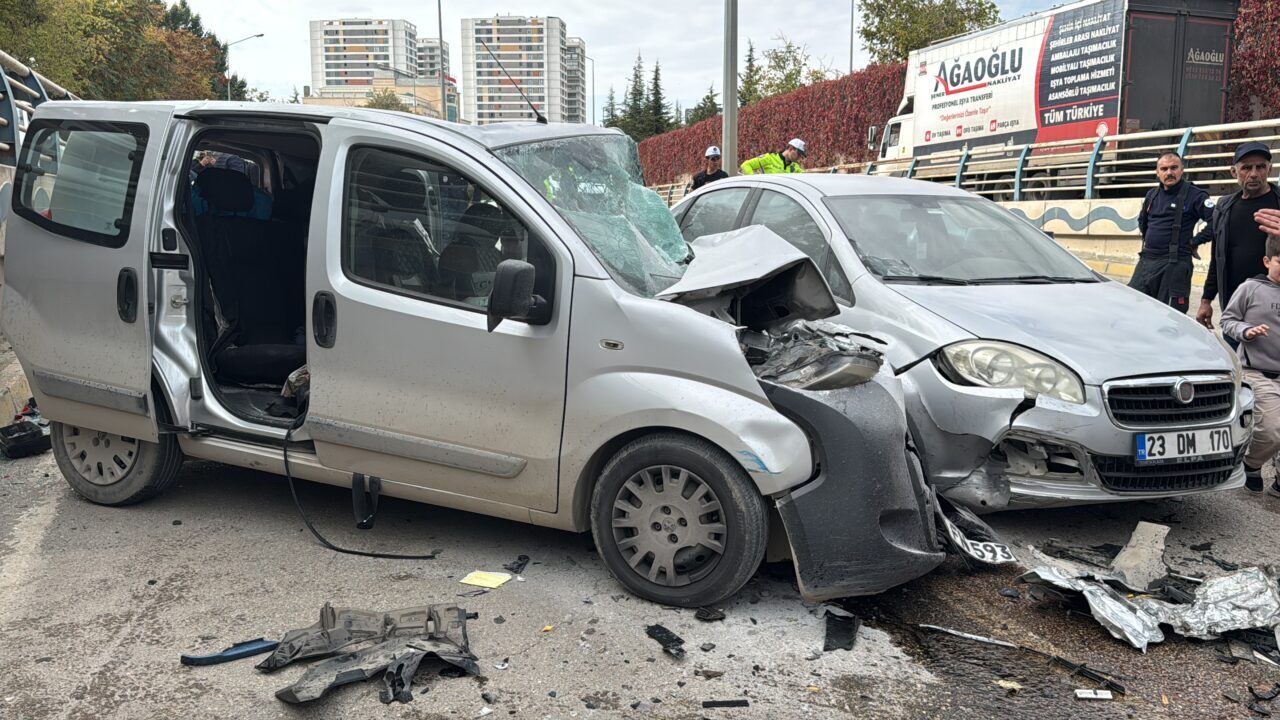 Elazığ'da ardışık trafik kazasında 5 kişi yaralandı.