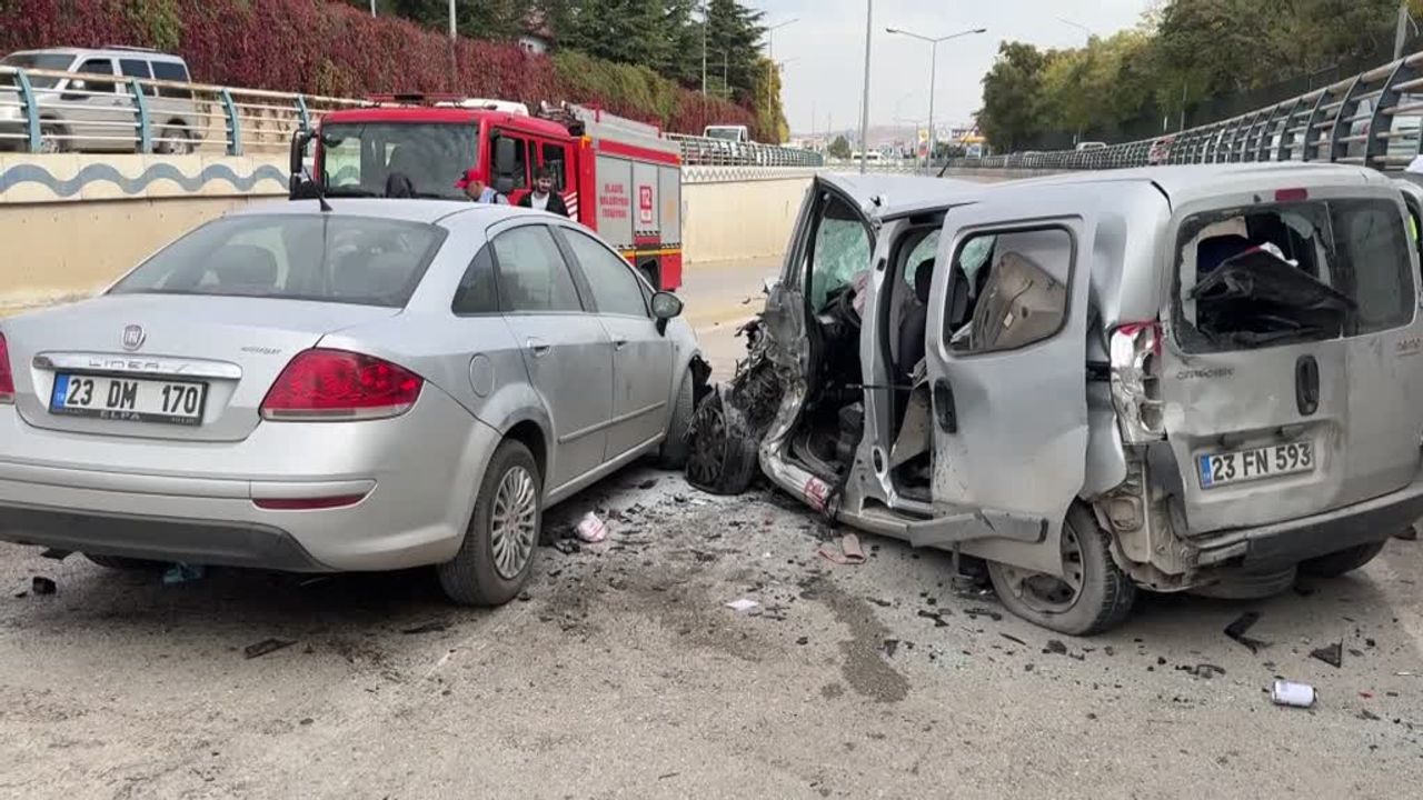 Elazığ'da peş peşe meydana gelen trafik kazasında 5 kişi zarar gördü.