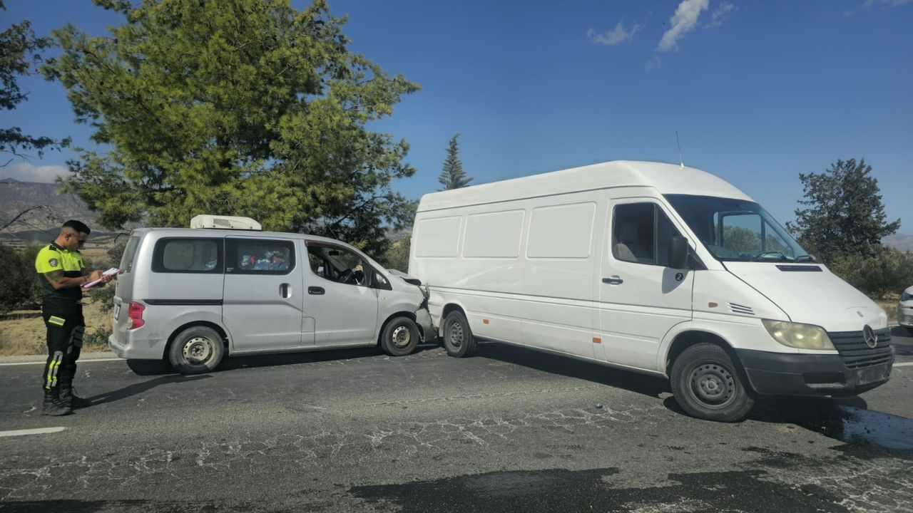 Ercan-İskele ana yolunda ardışık trafik kazası...