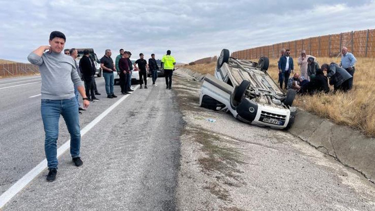 Erzincan'da minibüsün devrildiği kazada 1'i ağır 4 yaralı var.