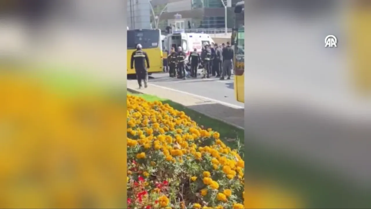 İstanbul'un Sultangazi ilçesinde araç yayaya çarptı, kişi hayatını kaybetti.