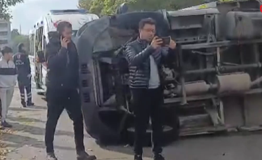 Kamyonet ve araç çarpıştı, 1 çocuk ve 5 kişi yaralandı - Son Havadisler