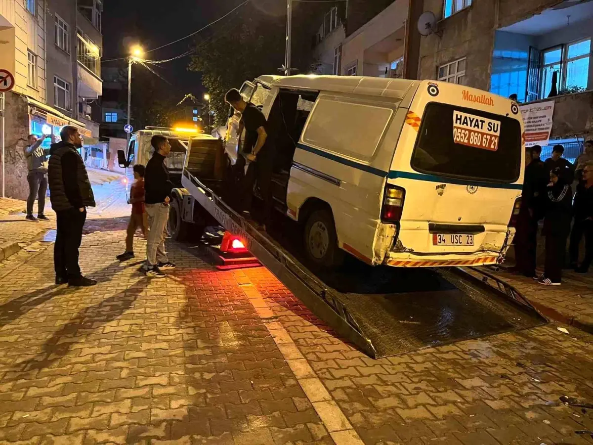 Küçükçekmece'de Trafik Kaza: 2 Kişi Yaralandı