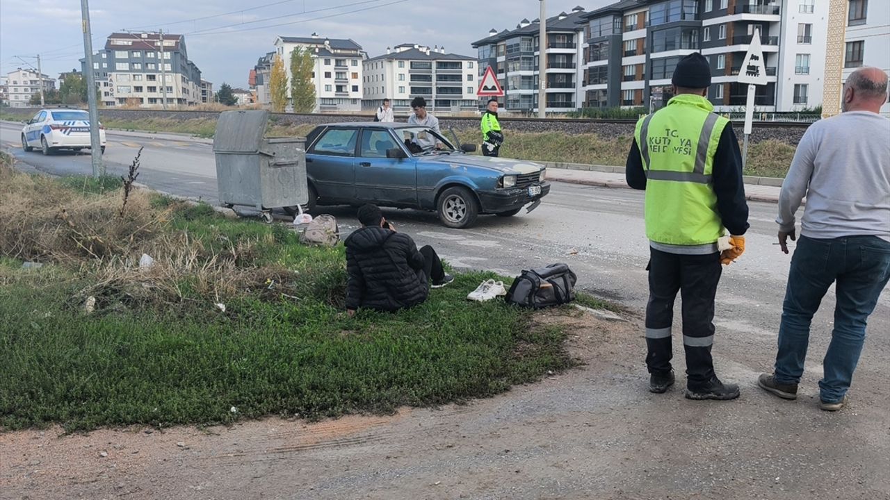 Kütahya'da ehliyetsiz sürücü tarafından kaldırıma çıkılan trafik kazasında 2 kişi yaralandı.